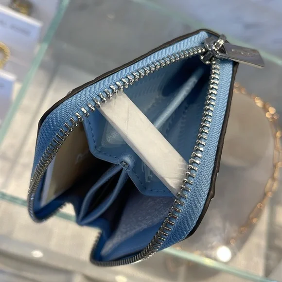 MICHAEL KORS Jet Set Travel Medium Color-Block Zip Around Wallet
LT SKY MLT
NWT - Picture 10 of 16